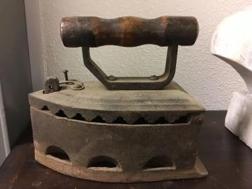 Klassisches Eisen - Kohlemodell - original und authentisch (21x19x11 cm)